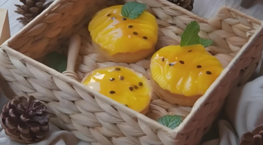 Thành phẩm bánh tart chanh dây có lớp nhân chanh bóng mịn, vàng tươi và kết cấu vỏ giòn rụm (Nguồn: Nam Có Ích)