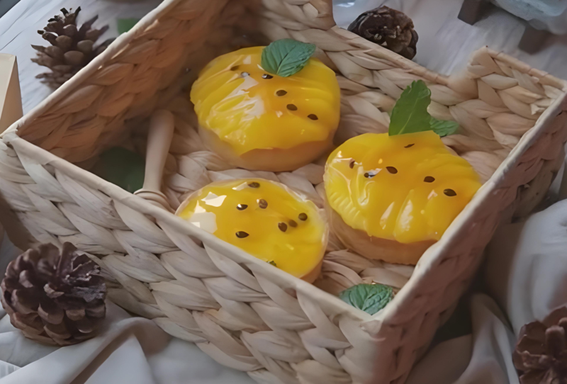 Thành phẩm bánh tart chanh dây có lớp nhân chanh bóng mịn, vàng tươi và kết cấu vỏ giòn rụm (Nguồn: Nam Có Ích)