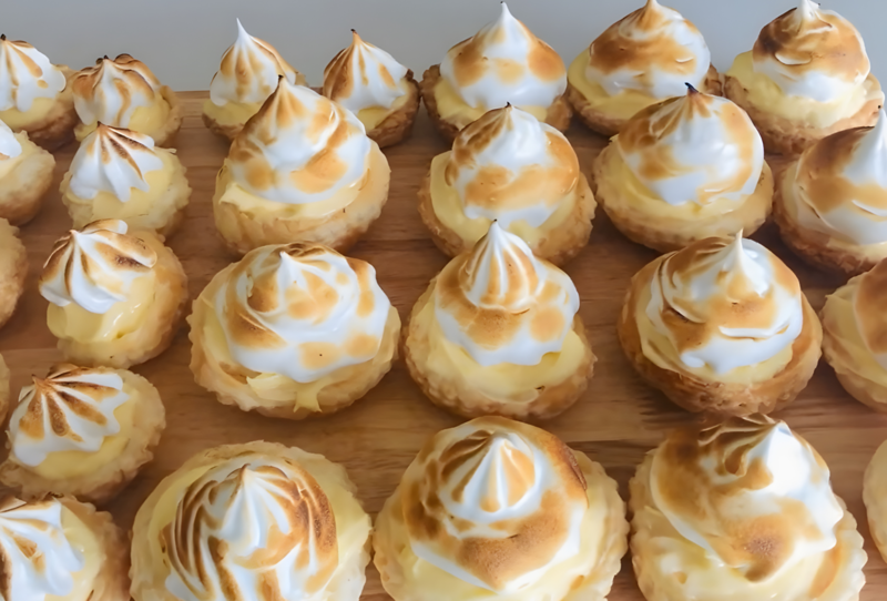 Thành phẩm bánh tart chanh meringue sau khi hoàn tất sẽ có kem lòng trắng trứng cháy xém, béo ngậy kết hợp với vị chua thanh của kem chanh (Nguồn: Bee A Cook)