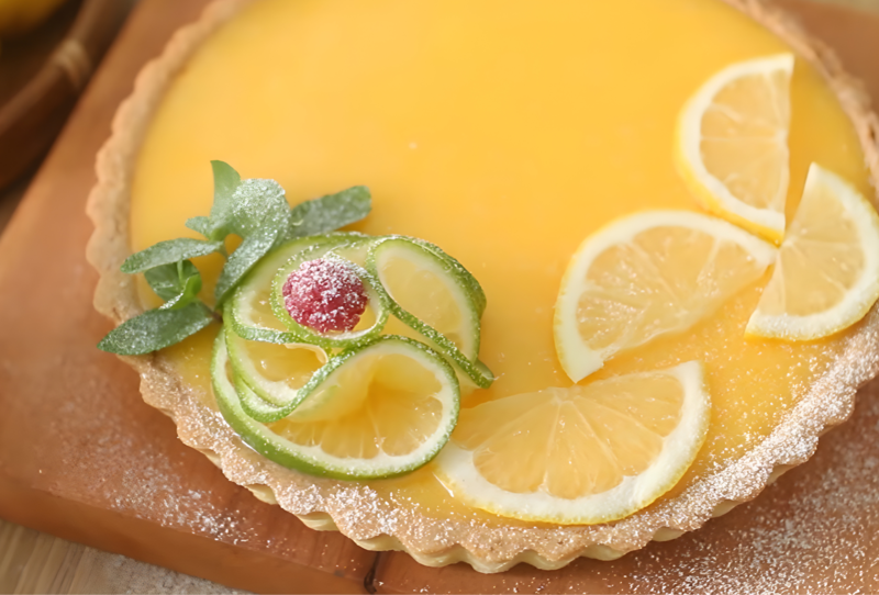 Thành phẩm bánh tart chanh vàng không dùng gelatin sau khi nướng có màu vàng óng, trông bắt mắt với các họa tiết trang trí (Nguồn: Lê Hạnh HomeCooking)