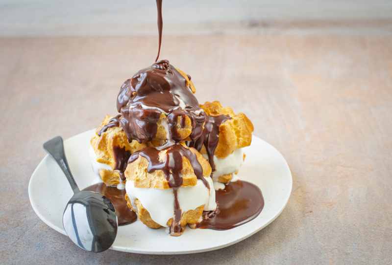 Bánh su kem Pháp Profiterole là lựa chọn món tráng miệng phù hợp cho những bữa tiệc trà chiều (Nguồn: Squarespace)