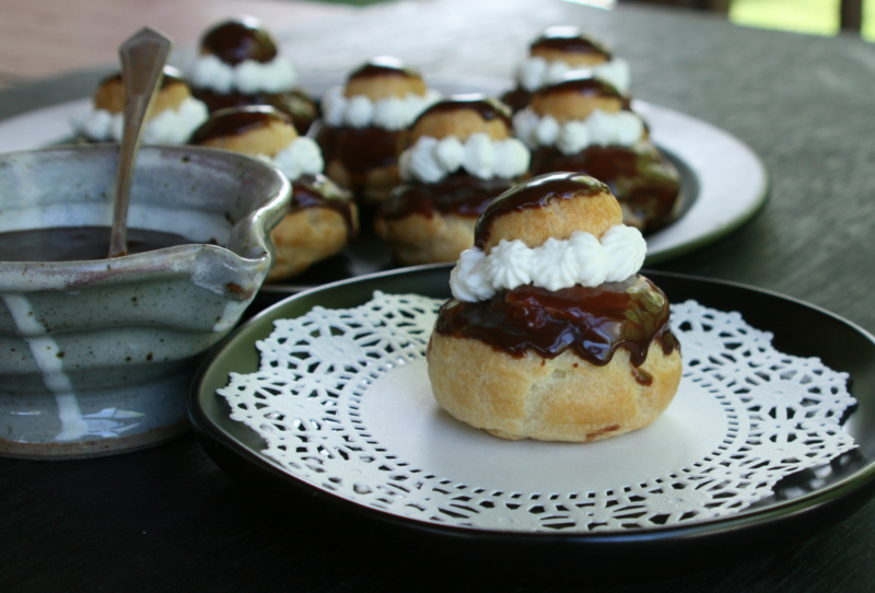 Bánh su kem Religieuse có vẻ ngoài khá giống với hình tượng bà sơ ở Pháp (Nguồn: Here’s the Dish)