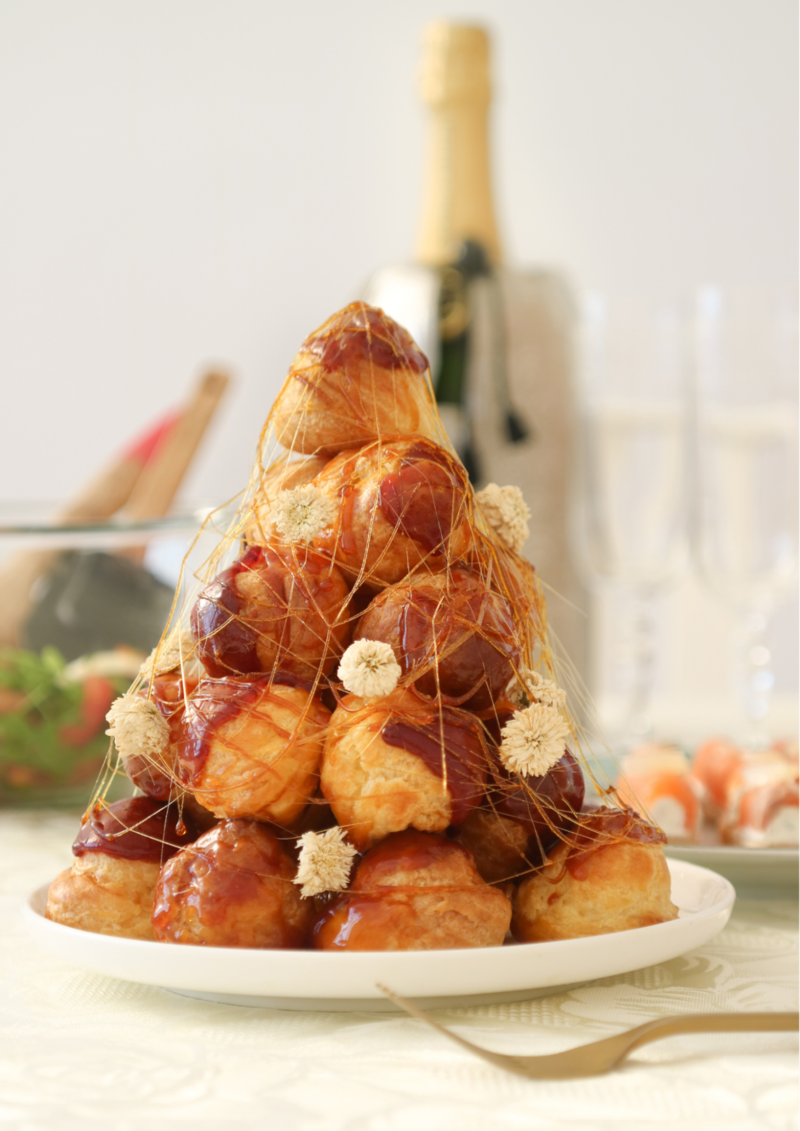 Điểm đặc biệt của Croquembouche là những chiếc bánh su kem đều được xếp chồng lên nhau và bọc quanh bởi đường kéo chỉ (Nguồn: Canva)