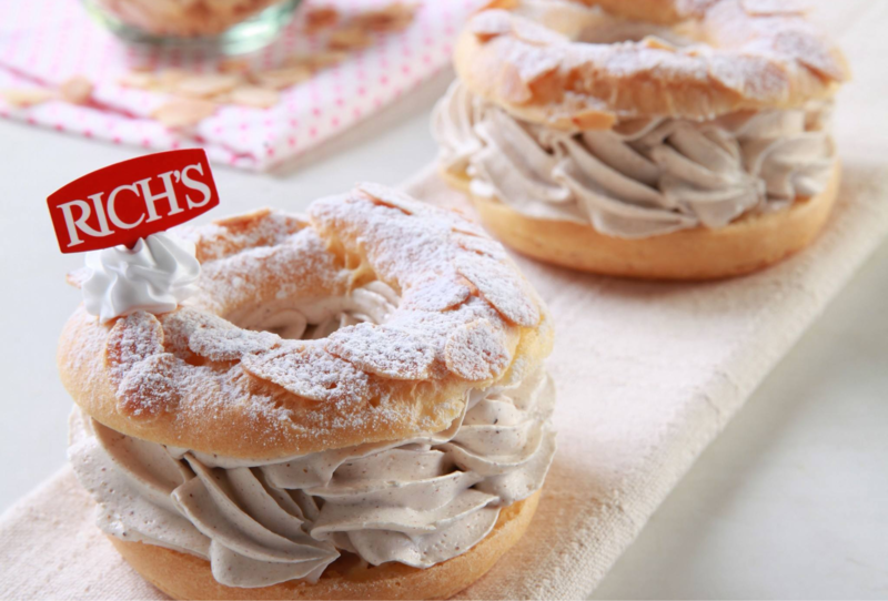 Bánh su Paris Brest với lớp nhân cũng có thể biến tấu theo nhiều hương vị khác nhau như các bánh su kem thông thường