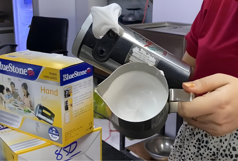 Quá trình đánh milk foam bằng máy đánh trứng chỉ mất khoảng vài phút là đã có lớp bọt sữa như ý