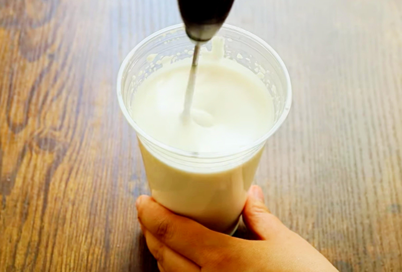 Bạn có thể sử dụng whipping cream thay thế kem béo khi kết hợp với các nguyên liệu khác để tạo nên lớp kem muối béo mặn