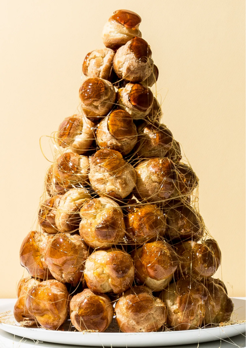 Tháp bánh su kem Croquembouche là món tráng miệng đặc trưng của người Pháp ở những bữa tiệc lớn (Nguồn: Bon Appetit)