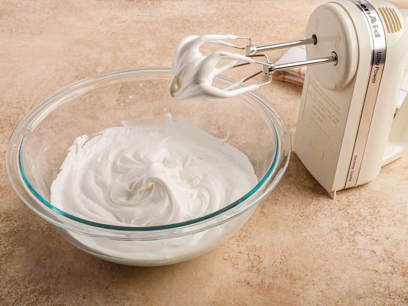 Thành phẩm kem Royal Icing mềm mịn, có màu trắng muốt, nhấc que đánh thấy kem tạo chọn nhọn sau khi được đánh bông là được
