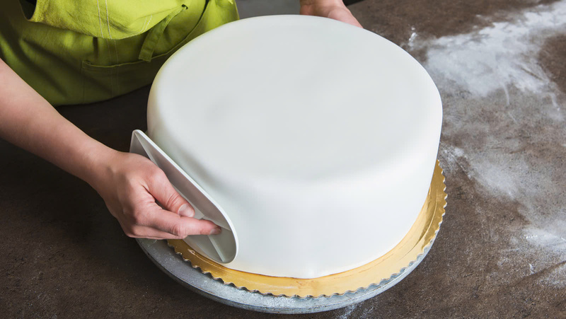 Kem Fondant làm lớp phủ mặt bánh mịn đều mà không cần tốn quá nhiều thời gian tán và trét kem trên bề mặt