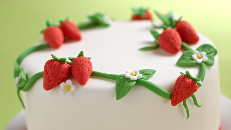 Trang trí họa tiết dâu tây cùng hoa với những đường nét tinh xảo được làm bởi kem fondant