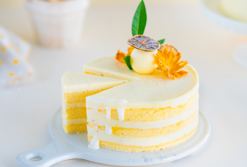 Sử dụng những lát trái cây khô để điểm xuyết bên trên bề mặt bánh được phủ một lớp kem tươi