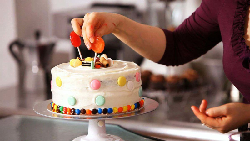 Cách trang trí bánh sinh nhật bằng bánh kẹo nhiều màu sắc