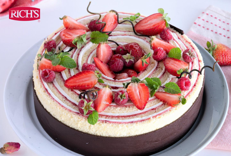 Sử dụng trái cây trang trí bánh sinh nhật