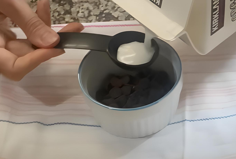 Bạn chỉ cần chuẩn bị chocolate chip và sữa tươi để làm hỗn hợp chocolate trang trí bánh gốc cây (Nguồn: Cam Thao)