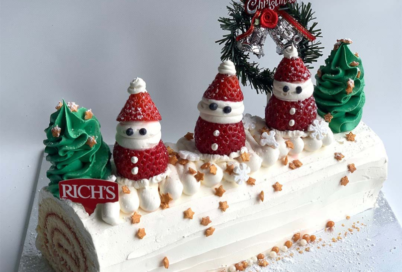Bạn có thể thỏa sức sáng tạo khi dùng dâu tây để tạo hình ông già Noel trên bánh Yule log cake (Nguồn: Rich Products Australia)