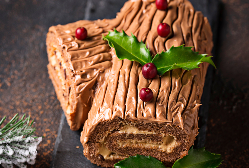 Bánh Buche De Noel là biểu tượng Giáng Sinh trong lòng nhiều người Pháp mang đến niềm hạnh phúc, an lành (Nguồn: Canva)