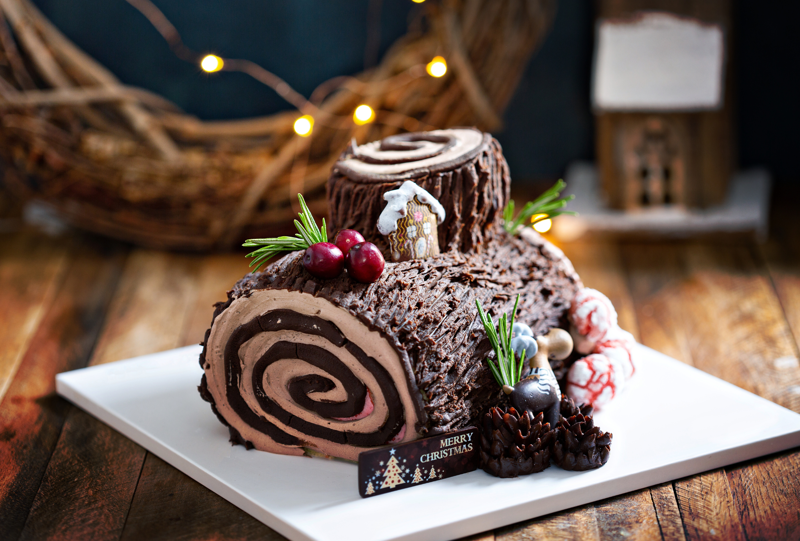 Bánh Buche De Noel là món bánh được biến tấu từ bánh bông lan cuộn (Nguồn: Canva)