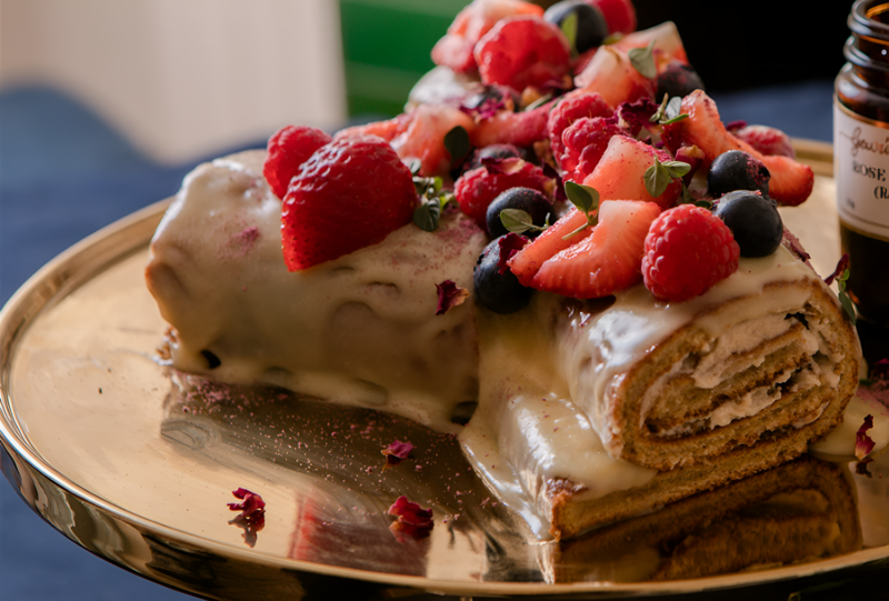 Bánh Buche De Noel trở nên bắt mắt hơn khi được trang trí cùng các loại hoa quả mọng nước với sắc màu tươi sáng (Nguồn: Get Recipe Kit)