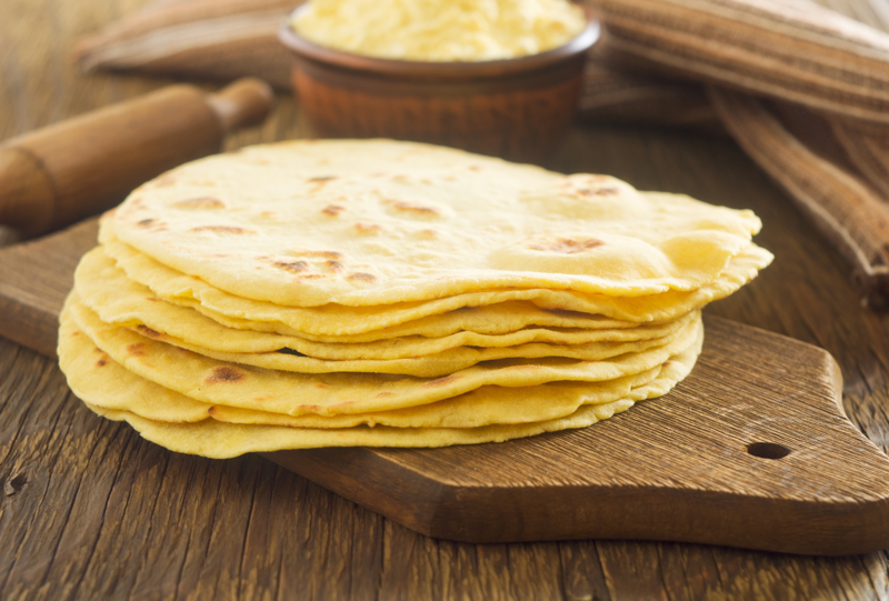Vỏ bánh tortilla thường vàng nhẹ, mỏng dẹp, phù hợp để cuộn với đa dạng nhân theo nhiều kiểu khác nhau để làm bánh tacos, bánh burrito (Nguồn: Canva)