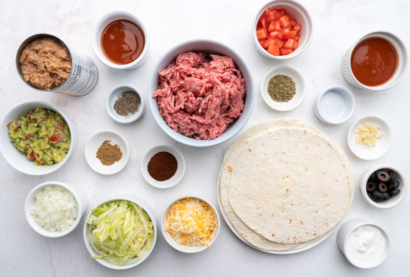 Vỏ bánh tortilla thường vàng nhẹ, mỏng dẹp, phù hợp để cuộn với đa dạng nhân theo nhiều kiểu khác nhau để làm bánh tacos, bánh burrito (Nguồn: Canva)