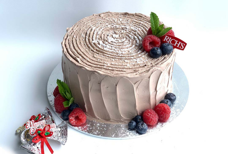 Bánh khúc gỗ Giáng Sinh có thể tạo hình thẳng đứng được trang trí đẹp và đơn giản với việt quất, phúc bồn tử (Nguồn: Rich’s Product Australia)