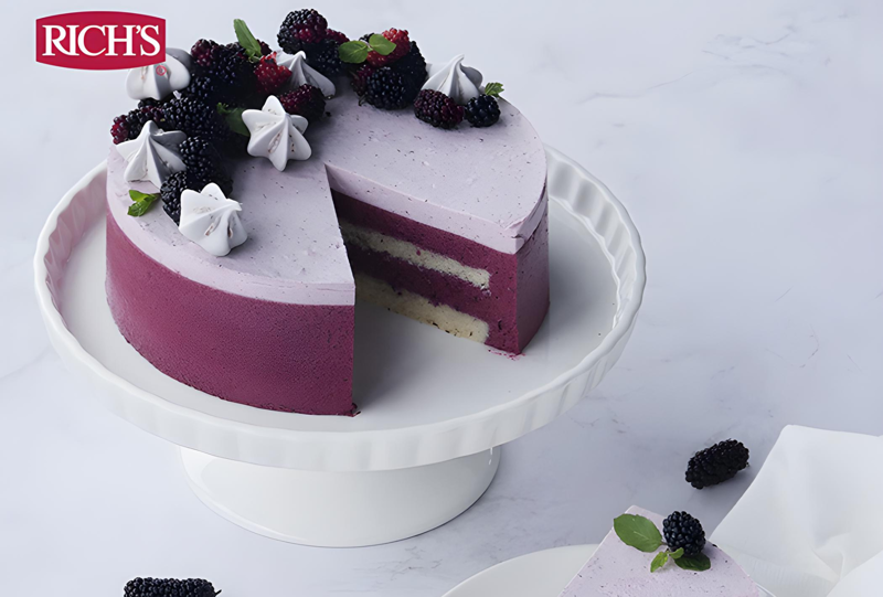 Bánh mousse dâu tằm làm bằng bột chiffon có kết cấu mềm mịn hòa quyện với dâu tạo nên hương vị ngon ngất ngây