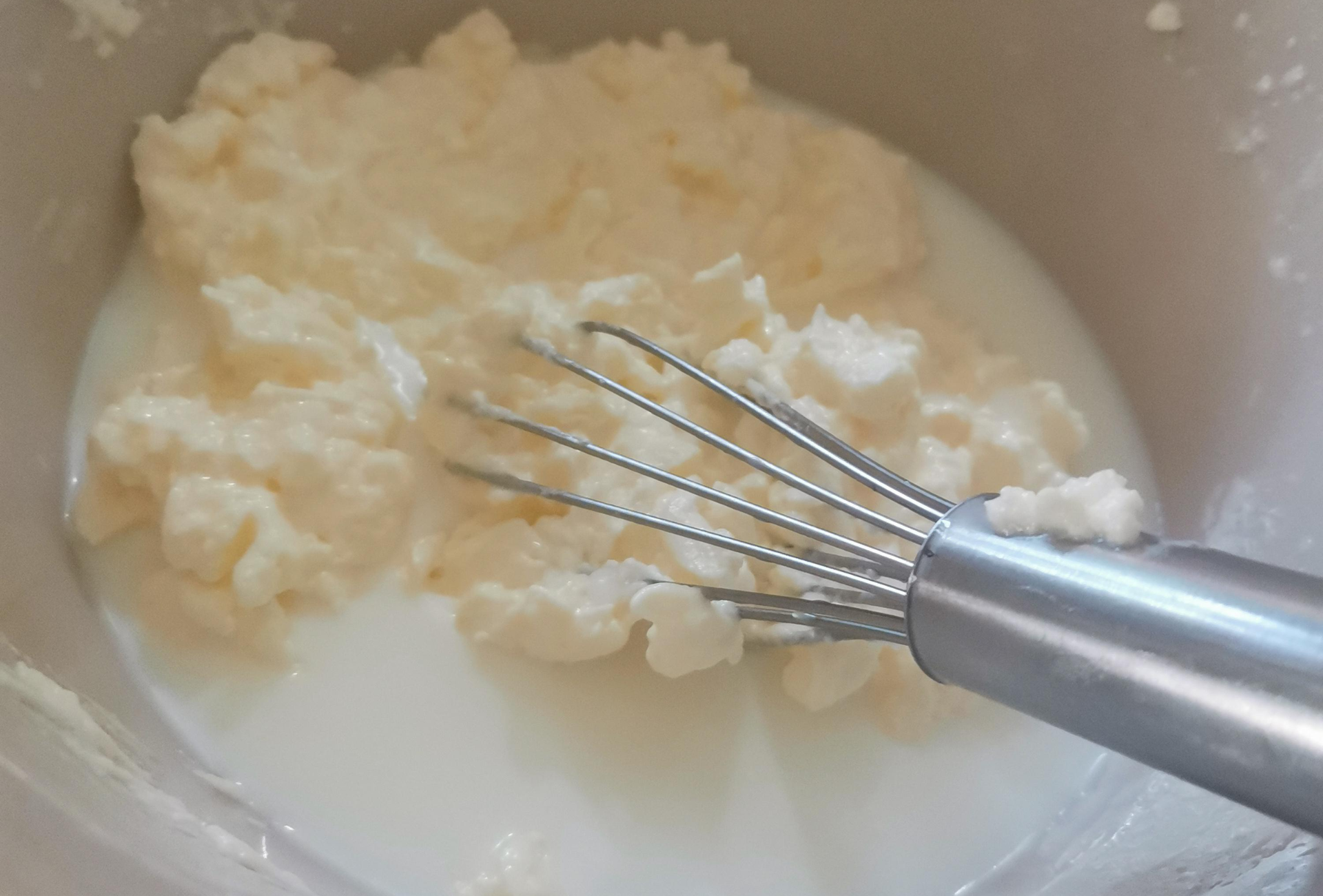 Nếu kem whipping cream có mùi chua, bị tách nước hoặc chuyển sang màu ngả vàng, bạn nên ngừng sử dụng sản phẩm