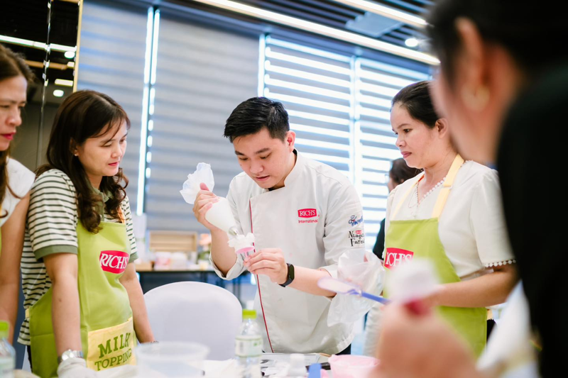 Tuỳ vào phong cách trang trí mà bạn nên chọn đúng loại kem làm bánh sinh nhật phù hợp