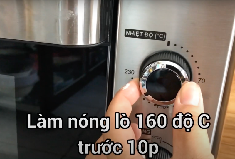 Làm nóng trước lò nướng ở nhiệt độ 160°C trong khoảng 10 phút (Ảnh: Mía Cooking)