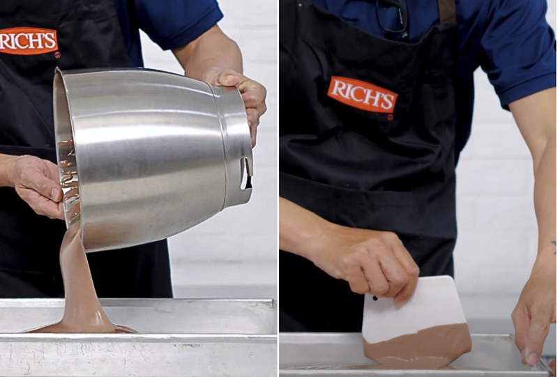 Sau khi đánh hỗn hợp bột, bạn chỉ cần đổ ra khuôn và dàn đều trước khi nướng