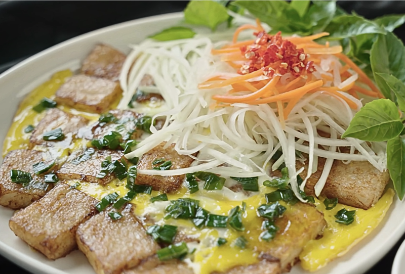 Bạn có thể trang trí bánh bằng 1 ít lá húng quế để tạo điểm nhấn và gia tăng hương vị của món ăn (Nguồn: Cô Ba Bình Dương)