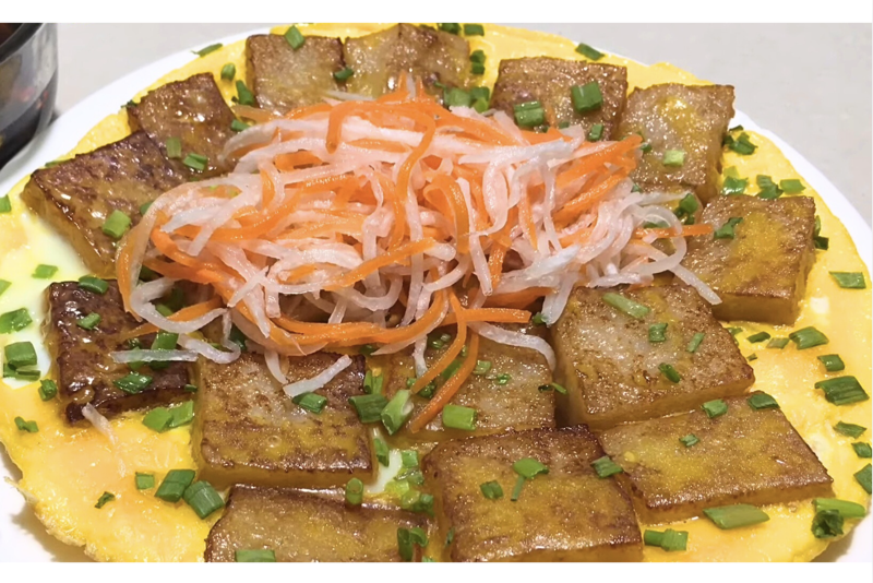 Bạn có thể trang trí món bánh bột gạo chiên khoai môn bằng hành lá hoặc các ngọn húng quế