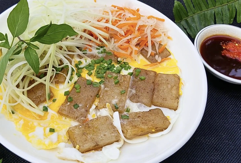Bạn hoàn toàn có thể làm được một chiếc bánh bột gạo chiên thơm ngon từ cơm nguội có sẵn trong bếp 