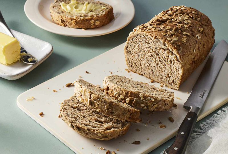 Bánh mì nguyên cám có vỏ ngoài màu nâu sẫm, ruột mềm, phù hợp để ăn với đa dạng nhân rau thịt 