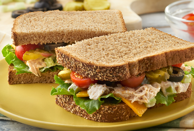 Bánh mì nguyên cám thường được ăn kèm với các loại rau quả tươi sạch với nhiều loại thịt khác nhau