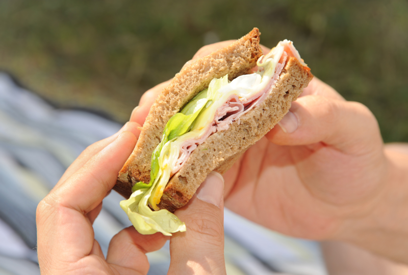Bánh mì sandwich nhân mặn nên được ăn liền trong ngày để thưởng thức trọn hương vị và an toàn cho người dùng