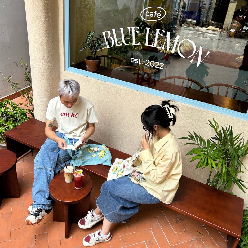 Chỉ cần diện những trang phục sáng màu là bạn đã có ngay những tấm hình xinh xắn ở Blue Lemon Cafe