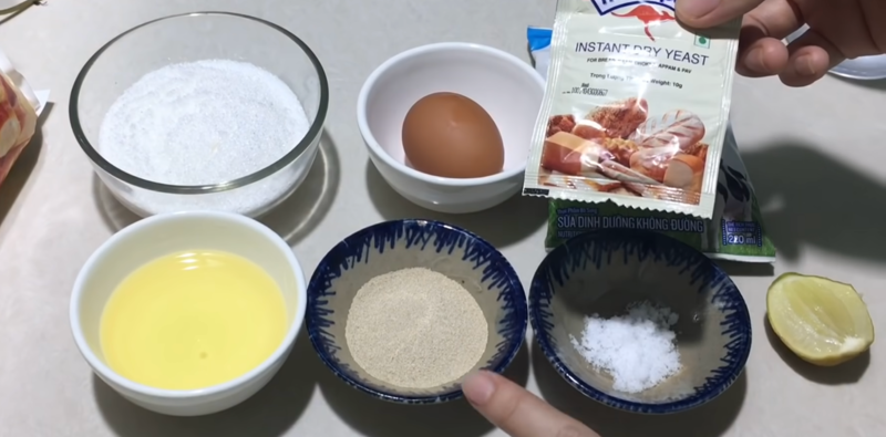 Chuẩn bị các nguyên liệu cho phần vỏ bánh gồm bột mì, men nở, đường, muối, trứng gà, sữa tươi, dầu ăn