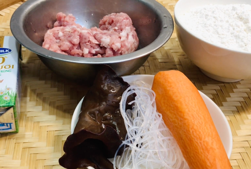 Chuẩn bị các nguyên liệu cho phần vỏ bánh, nhân bánh và các gia vị tuỳ chỉnh (Ảnh: Vào Bếp Cùng Mai)