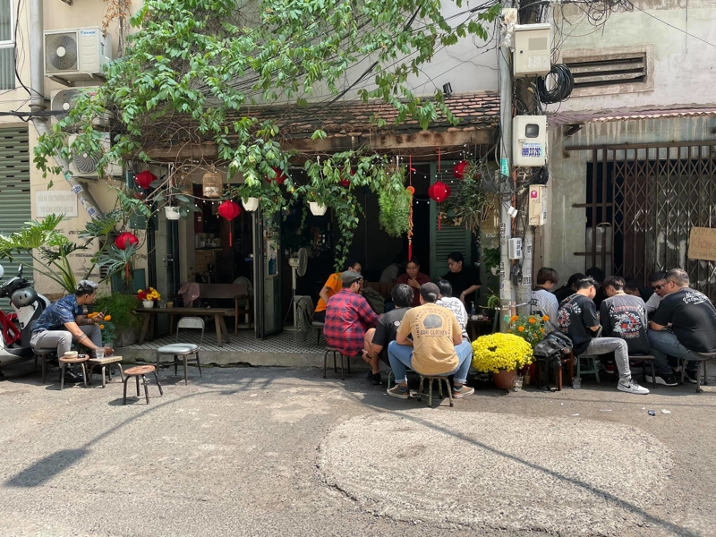 Khoảng sân nhỏ cực chill, luôn tấp nập khách phía trước Hoàng Thị Cafe