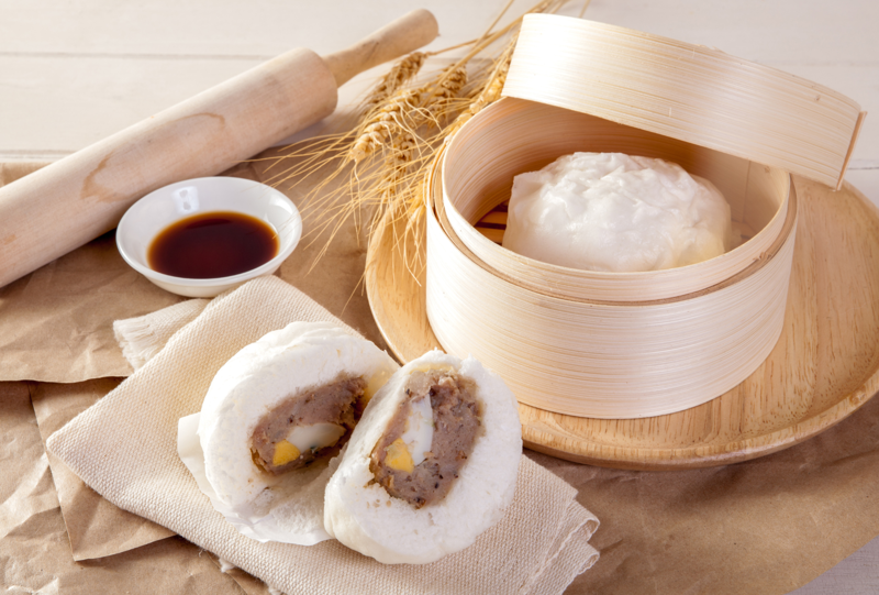 Làm bánh bao không cần bột nở, bạn cần lưu ý tới thời gian ủ bột, nhào bột, hấp bánh đúng kỹ thuật để bánh nở xốp, mềm mịn