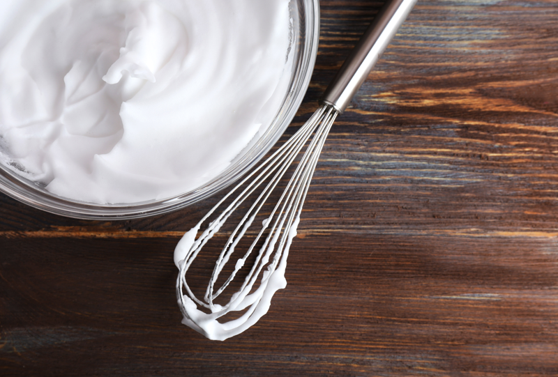 Lòng trắng trứng đánh bông cần phải được xử lý qua nhiệt như kem meringue hoặc phải nướng cùng với những nguyên liệu khác mới ăn được