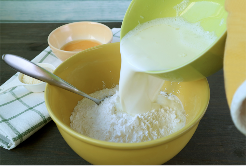 Muốn bánh giòn, kết hợp bột gạo và bột năng theo tỉ lệ 2:1, thêm ít bột bắp, tránh dùng quá nhiều bột năng để bánh không bị dai