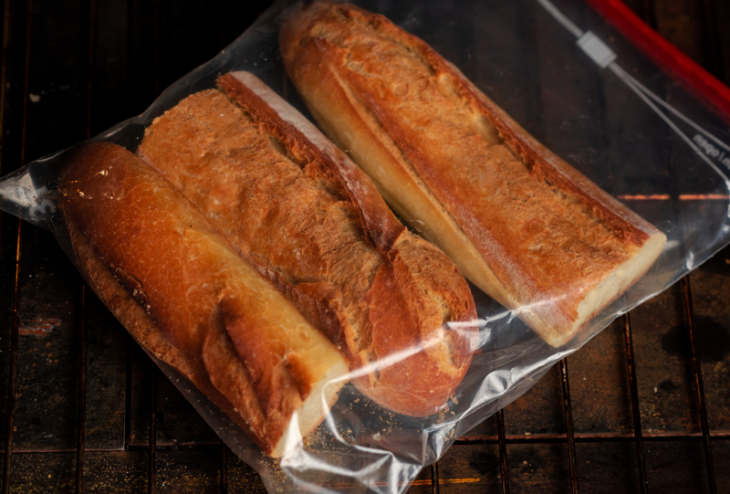 Nếu muốn dùng lâu hơn lên đến vài tháng, bạn nên bọc bánh mì trong túi zip rồi cất vào ngăn đông