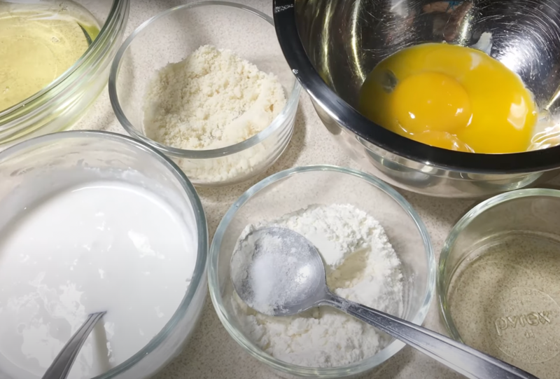 Nguyên liệu cơ bản để làm bánh bông lan hạnh nhân sữa chua Hy Lạp