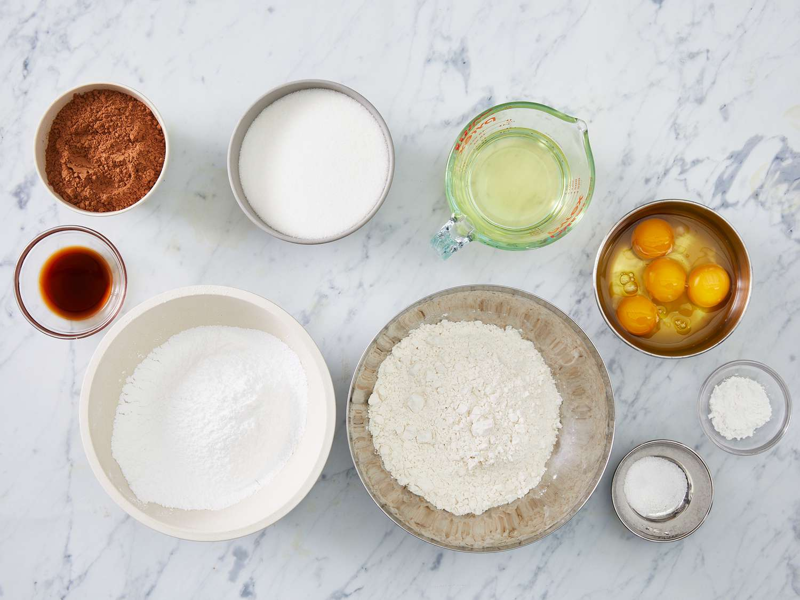 Nguyên liệu làm bánh crinkle thường bao gồm bột mì, bột cacao, đường, trứng, bơ, bột nở, vani và đường bột để lăn bánh