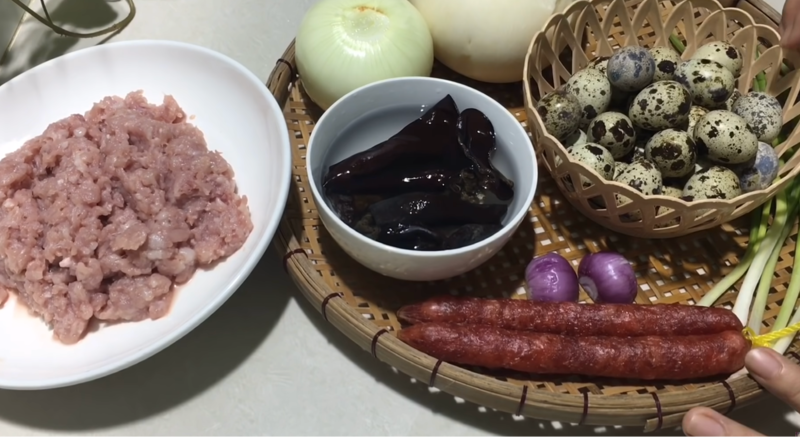 Nguyên liệu phần nhân bánh gồm thịt xay, lạp xưởng, trứng cút, nấm mèo, hành tây, củ sắn…