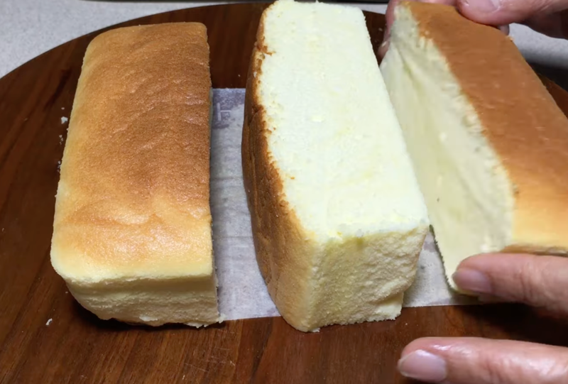 Thành phẩm bánh bông lan hạnh nhân sữa chua Hy Lạp mềm xốp, mịn màng
