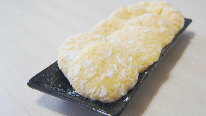 Thành phẩm bánh Crinkle chanh vàng có màu vàng nhạt đặc trưng