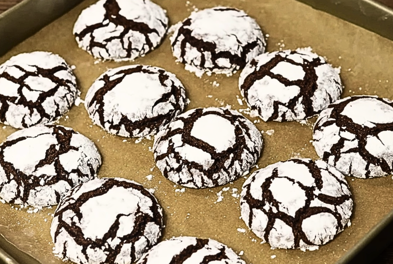 Thành phẩm bánh crinkle chocolate thơm ngon, hấp dẫn, thu hút bởi nhiều vết nứt to